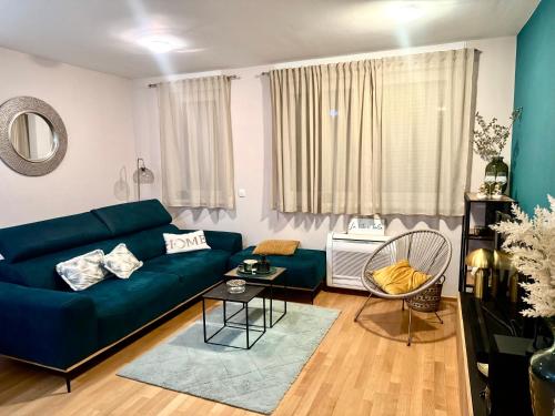 Posezení v ubytování Cozy apartment on top location with private parking