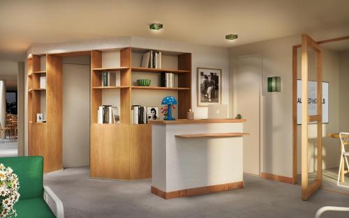 a living room with a counter and a book shelf at Alfred Hotels Toulouse Centre Wilson in Toulouse