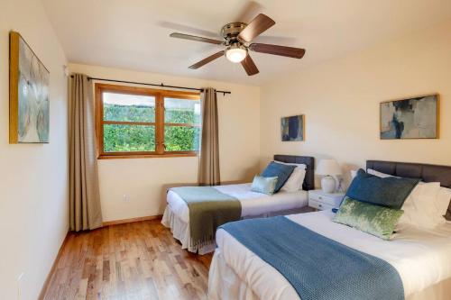 una camera da letto con due letti e un ventilatore a soffitto di #Marbella Lane - Hidden Gem on Scenic Shady Lake a Renton