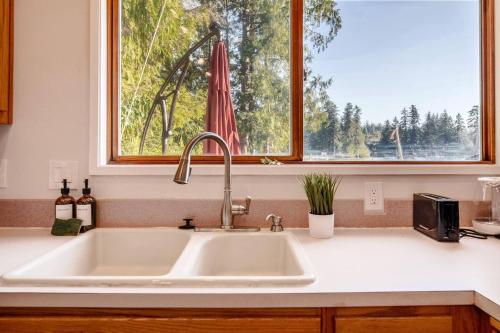 un lavandino in cucina con finestra di #Marbella Lane - Hidden Gem on Scenic Shady Lake a Renton