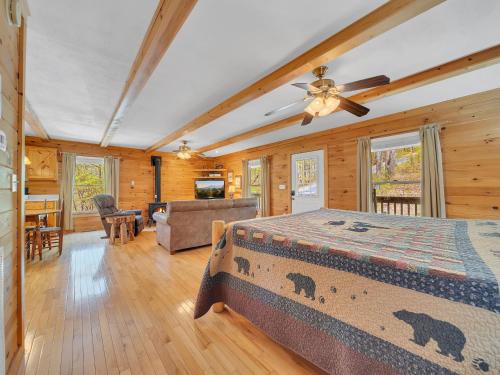 ein Schlafzimmer mit Bett und ein Wohnzimmer in der Unterkunft Mountain Serene #119 in Sevierville