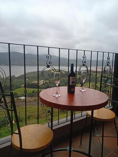 a table with two glasses and a bottle of wine at Hotel Hacienda Montepardo in Guatavita