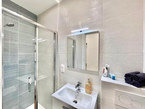 Ένα μπάνιο στο Bilocale Azur- Menton centro-Ideale inverno