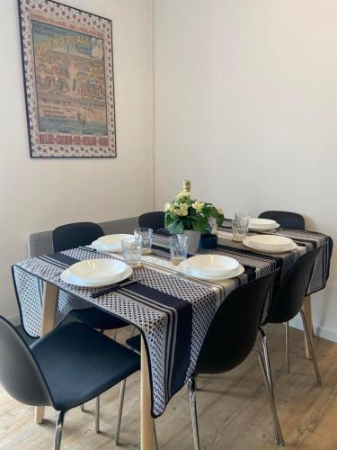 a table with chairs and a blue and white table cloth at L'Echappée Quennoise, Appartement à 200m de la mer in Quend-Plage