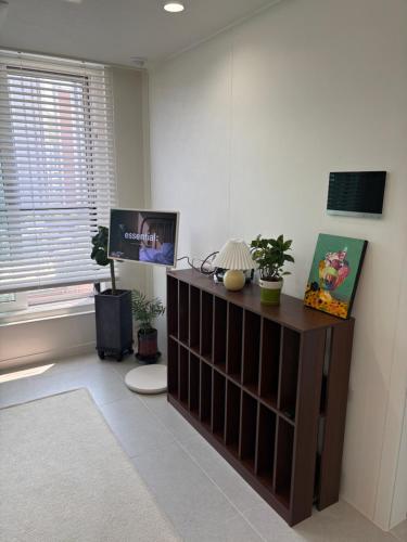 a living room with a cabinet and a window at 광명 스위트하우스 in Gwangmyeong