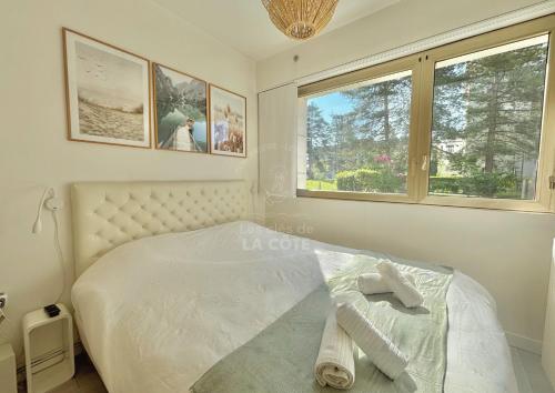 - une chambre avec un lit blanc et 2 fenêtres dans l'établissement Le Petit Hermitage, à Le Touquet-Paris-Plage