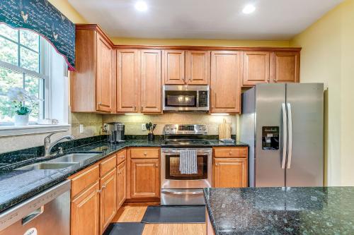 Dapur atau dapur kecil di Fire Pit and Pool Access Quiet Holly Springs Home