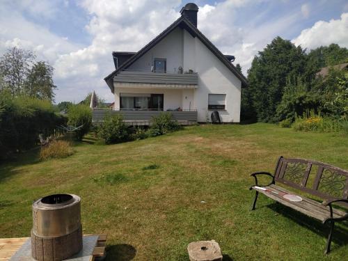 艾兴策尔Barock Living Fulda的院子前有长凳的房子