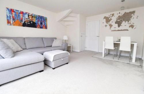 Walk To Airport - 3 Bedrooms x2 Driveway - EV Charging - Washer & Dryer photo 13