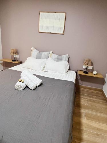 - une chambre avec 2 lits avec des draps blancs et 2 lampes dans l'établissement Japandi en centre-ville, à Narbonne