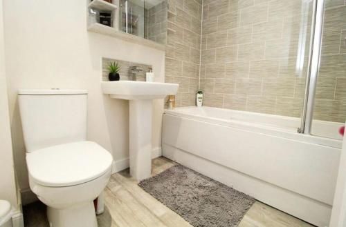 Walk To Airport - 3 Bedrooms x2 Driveway - EV Charging - Washer & Dryer photo 17
