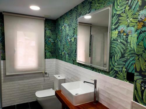 a bathroom with a sink and a mirror at 42 Grados Norte Vadinia in Besande