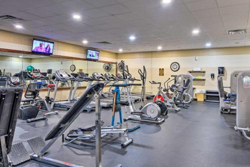 Fitness centrum a/nebo fitness zařízení v ubytování 4 Mi to Dtwn Ellijay Cabin with Pool and River Access