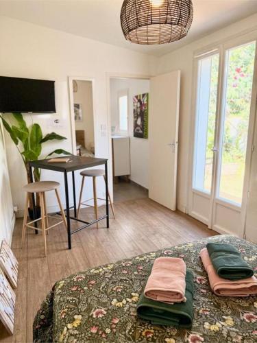une chambre avec un lit et une table et une salle à manger dans l'établissement L'harmattan Studio T1 PREMIUM dans résidence Privée avec Patio à proximité, à Saint-Nazaire