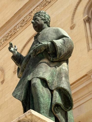 a bronze statue in front of a building at Casa Rosetta Boutique in Xàtiva