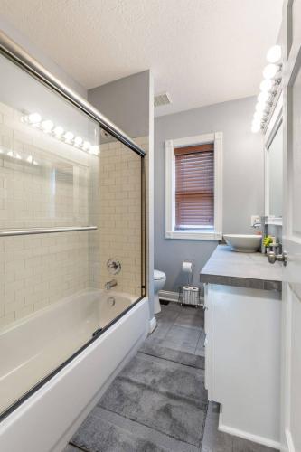 Gallery image of Luxury Chefs Kitchen - OSU/Short North - Sleeps 10 in Milo