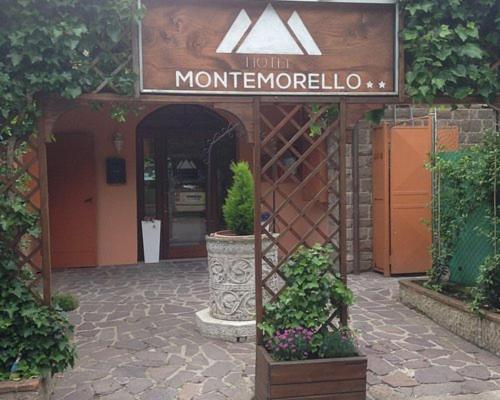 CastiglioneにあるHotel MonteMorelloの「モロッコ」と書かれた看板のあるモロッコの建物の入り口