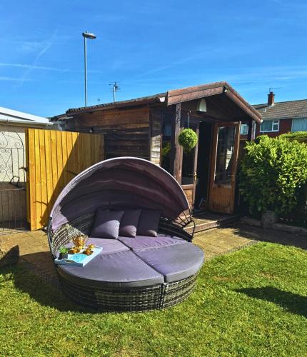 Κήπος έξω από το Luxury 3-Bed w- garden & game Room 5 mins from Chester