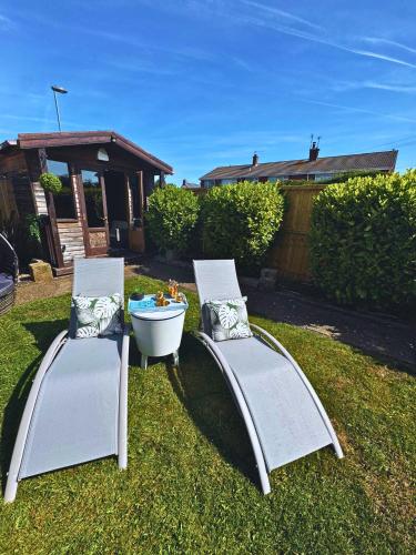Κήπος έξω από το Luxury 3-Bed w- garden & game Room 5 mins from Chester