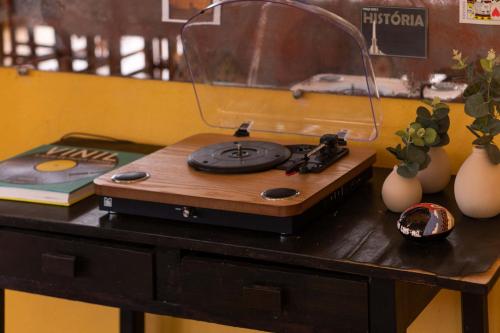 a table with a radio on top of a table at Pousada Jubartti in Prado