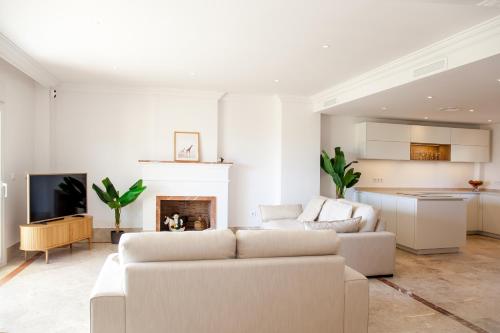 Luxury Villa in Marbella, Sea & Golf Views, Fully Renovated 2025, private Garden, 5 min to Beach