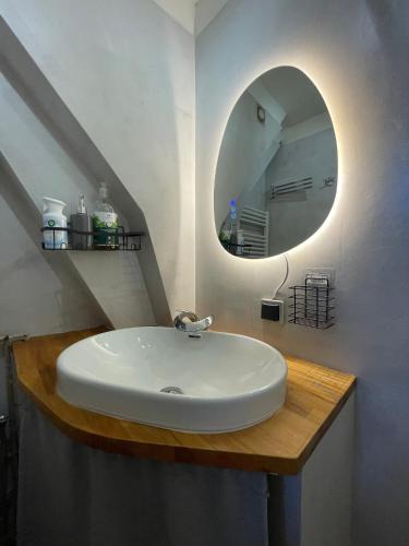 une salle de bain avec un lavabo blanc et un miroir dans l'établissement Superbe mini-duplex, à Paris