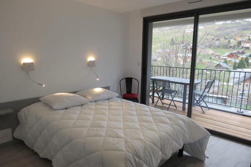 Ένα ή περισσότερα κρεβάτια σε δωμάτιο στο 8-guest apartment in Albiez with large balcony