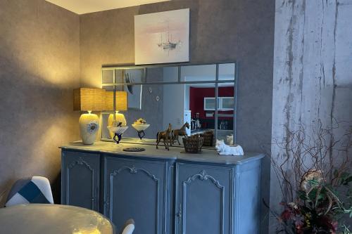 une armoire bleue avec des figurines dessus dans une pièce dans l'établissement T2 with balcony near city center, à Romainville