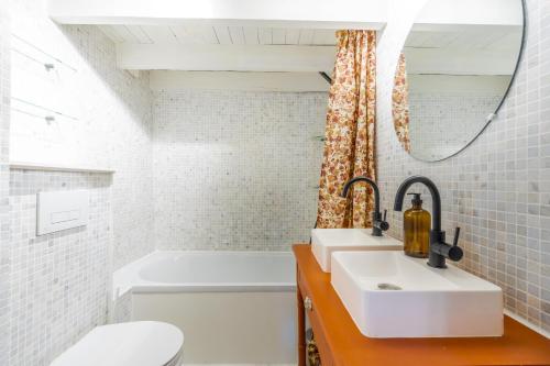 ein Badezimmer mit Waschbecken, Badewanne und Toilette in der Unterkunft Proche Château Appartement Calme & Familiale in Versailles