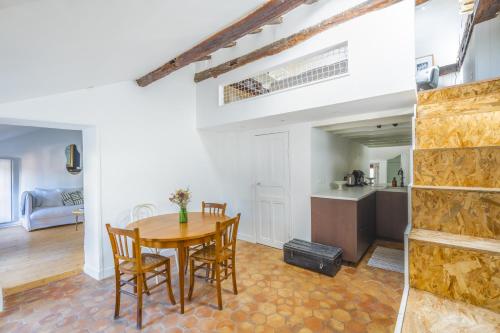 une cuisine et une salle à manger avec une table et des chaises dans l'établissement Proche Château Appartement Calme & Familiale, à Versailles