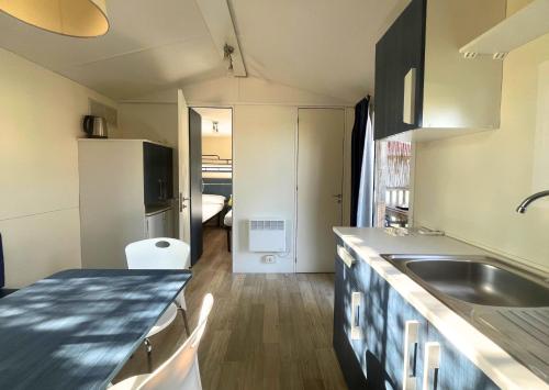 een keuken met een spoelbak en een aanrechtblad bij Del Falco AgriCamp-12 kilometers to Garda Lake and Verona in Bussolengo