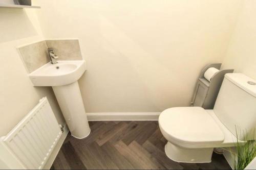 Walk To Airport - 3 Bedrooms x2 Driveway - EV Charging - Washer & Dryer photo 18