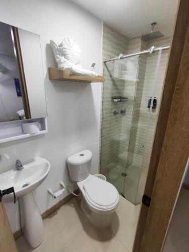 a bathroom with a toilet and a glass shower at Apartment - 5 minutes from the airport in Pereira