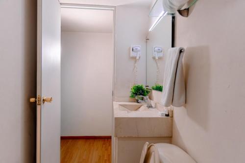Koupelna v ubytování Kasa Hotel & Suites