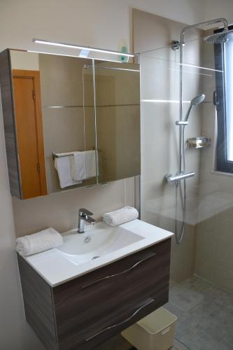 un baño con lavabo y ducha en Casa Penina, en Alvor