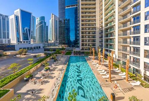 una vista sul tetto di una piscina in una città con edifici di Canal Luxe Burj 1BR Sleeps 4 with Pool and Gym a Dubai