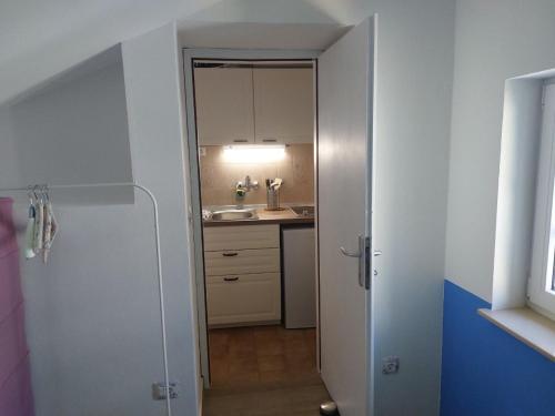 House Valun 42 في فالون: باب مفتوح للمطبخ مع حوض