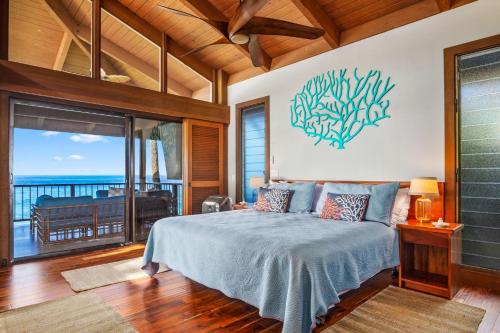 Un dormitorio con una cama y vista al mar. en Big Island Hale Kaheka 6592 by Coldwell Banker Island Vacations, en Kailua-Kona