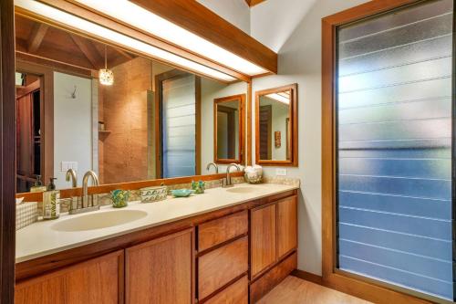 Un baño con dos lavabos y una gran ventana. en Big Island Hale Kaheka 6592 by Coldwell Banker Island Vacations, en Kailua-Kona