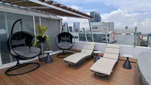 a balcony with chairs and chairs on a ship at Hotel Century Reforma in Mexico City