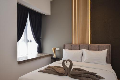 a bedroom with two towels on a bed at Country Garden Seaview Suite by Nest Home at Danga Bay in Johor Bahru