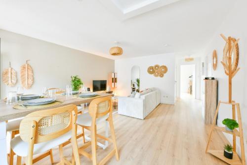 une cuisine et un salon avec une table et des chaises dans l'établissement Le Rosslauf, à Strasbourg