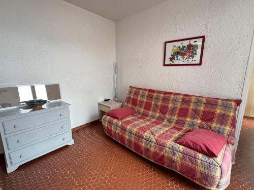 - une chambre avec un canapé et une commode dans l'établissement Pavillon cosy 6 pers Patio privé et plage à pied, à Port-la-Nouvelle