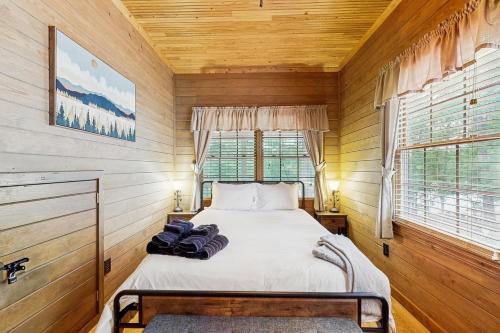 Ένα ή περισσότερα κρεβάτια σε δωμάτιο στο The Cozy Cabin on Lake Gaston