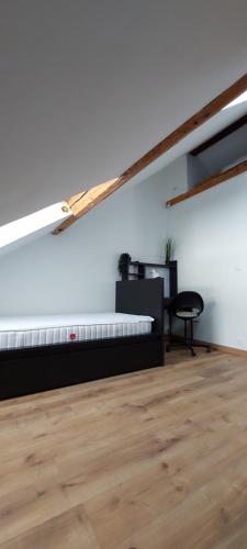 une chambre avec un lit, un bureau et une chaise dans l'établissement Alpine Stay Studio mansardé Chorrier Berriat Clinique Mutualiste, à Grenoble