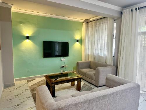 Uma televisão e/ou sistema de entretenimento em 3-Bedroom Duplex Apt