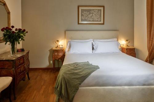 Ένα ή περισσότερα κρεβάτια σε δωμάτιο στο TreasureRome Trevi Private Palazzo