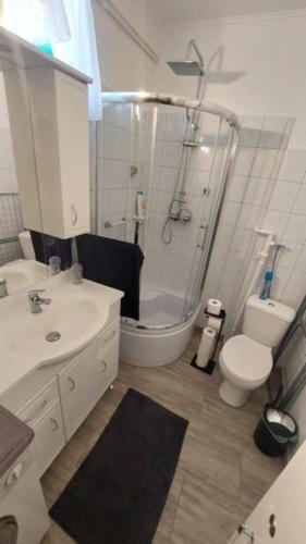 Bilik mandi di Hello Tisza Vendégház