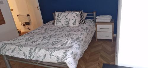 Ένα ή περισσότερα κρεβάτια σε δωμάτιο στο Langley One Bedroom Flat