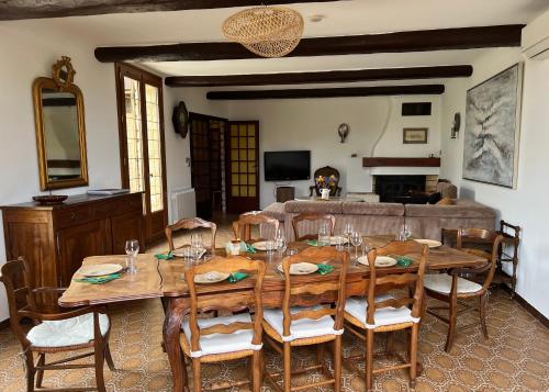 Μια τηλεόραση ή/και κέντρο ψυχαγωγίας στο Grande maison provençale cozy